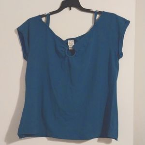 Cute teal top with cold shoulder sleeves and o-ring neckline 18/20